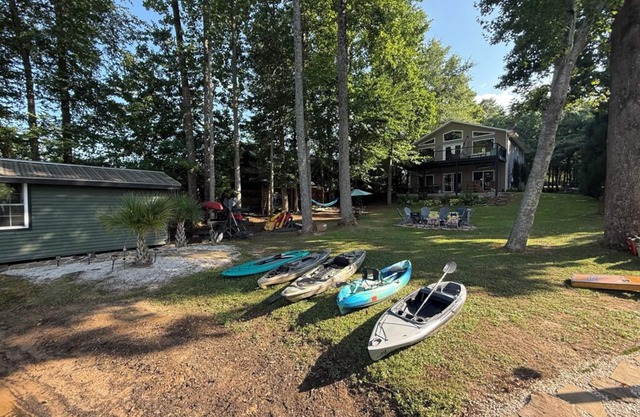 Paddle Cove – Lakefront Retreat with Private Dock, Sleeps 12