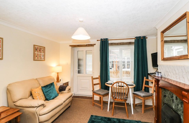 PAGE-TURNER'S COTTAGE, pet friendly in Hay-On-Wye