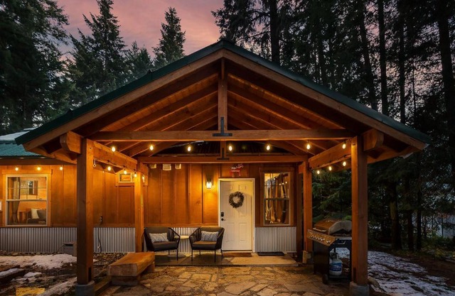 Painted Pony Cabin by NW Comfy Cabins