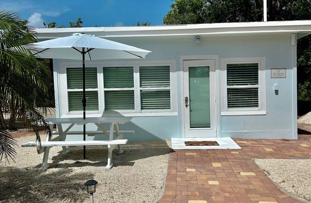 PALM COTTAGE sleeps 4. Fall and Holiday season at Hidden Hammock.