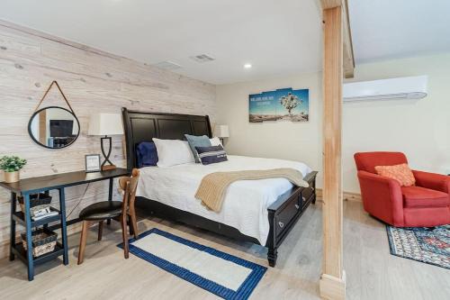 Palm Studio Apartment near Lake Hollingworth