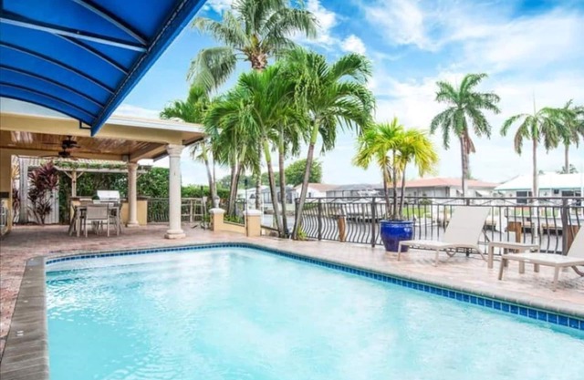 Palm Villa: New Remodel / Waterfront / Salt Water Pool!