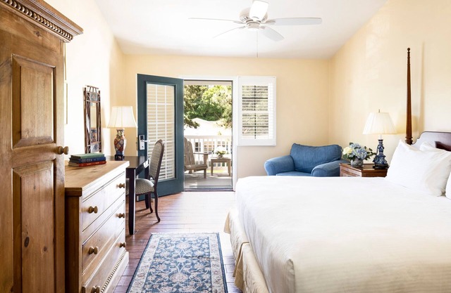 Palmer House King | Vaulted Ceilings & Deck