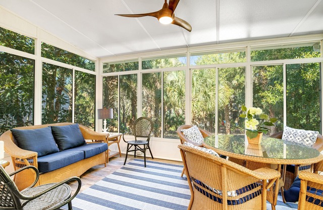 Casa rodeada de palmeras con porches, patio y hamaca, ¡a pie de playa / ciudad!