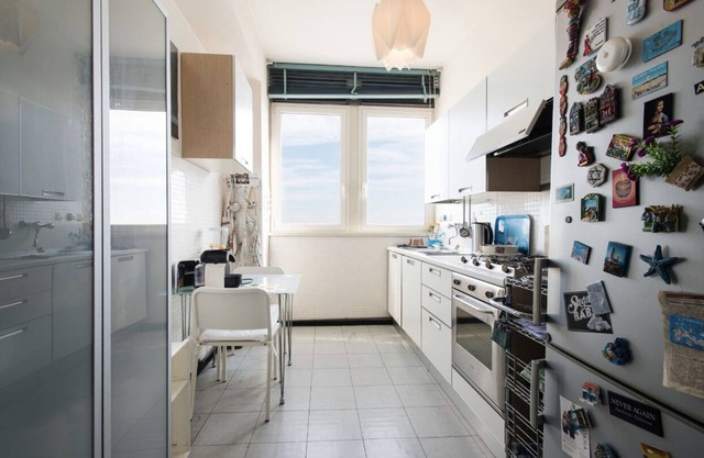 Apartamento panorámico en el rascacielos con balcón