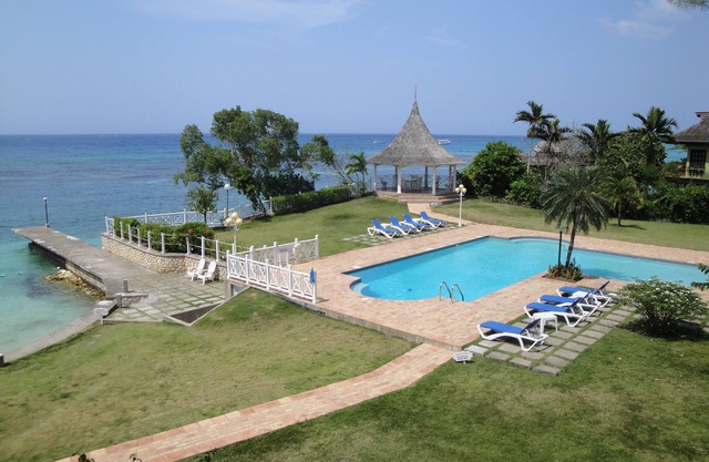 Ocho Rios Designer Apt, Mar, Playa, Piscina, Cocinero / Hsekeeper, Pista de tenis, 1754 pies cuadrados