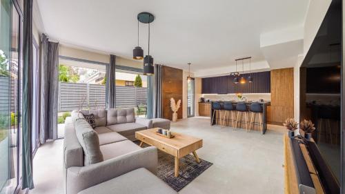 Par La Mer, Sun & Snow