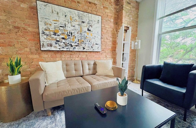 Paradise 1BR Apt in Lincoln Park