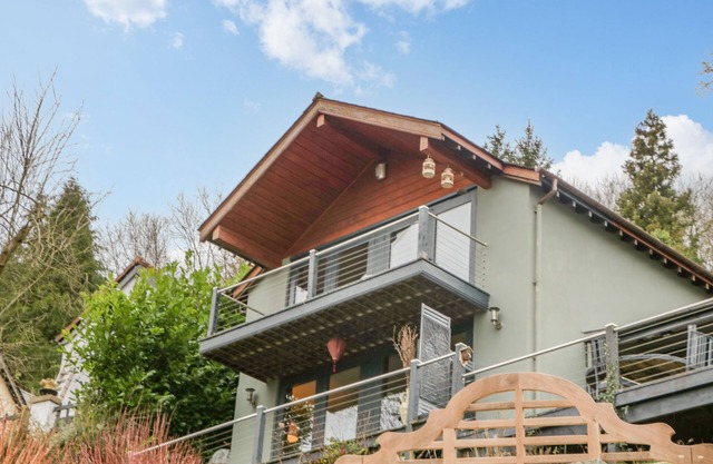 PARADISE FOUND, pet friendly, with hot tub in Symonds Yat