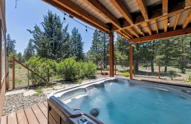 Paradise in the Pines: Hot Tub, BBQ, Pet Friendly