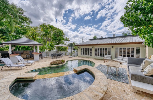 Paradise living 6-bed 3.5-bath island retreat in Rincón, PR with large pool & AC