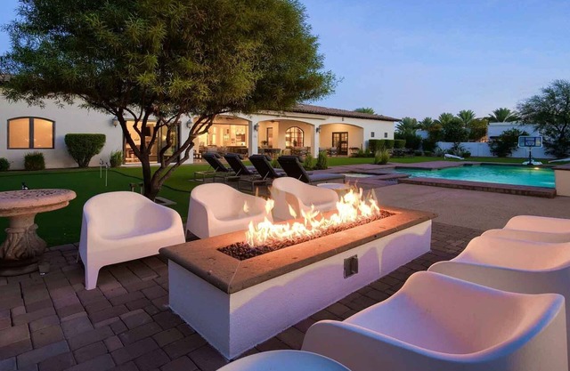 Cerca del casco antiguo! Enorme. Diversión, patio trasero increíble, en excelente ubicación. ¡Reserva rápida!