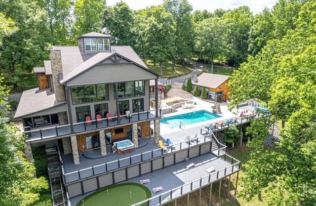 Paradise Resort-Dock, Pool, Hot Tub, Movie Theatre