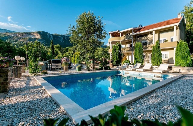 Villa Besha con piscina y vistas a la montaña