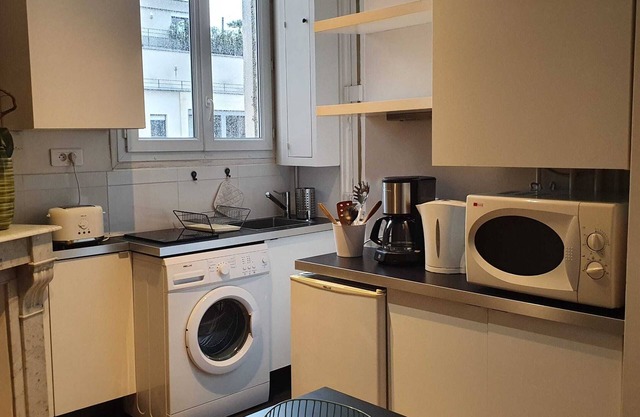 Paris 16th / Auteuil / Top Floor / Private Alley