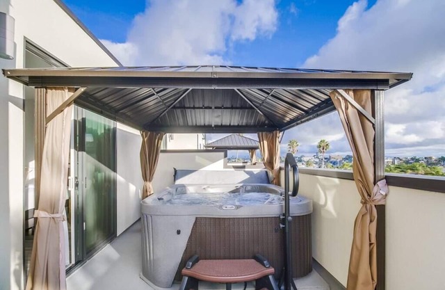 Park Blvd 302 / Newly Built / Spa / Central