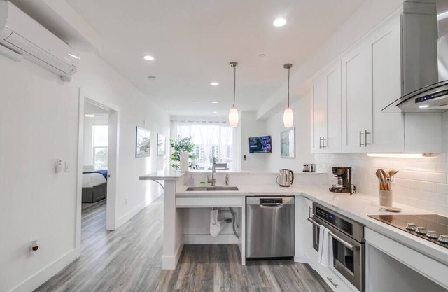 Park Blvd 302 / Newly Built / Spa / Central