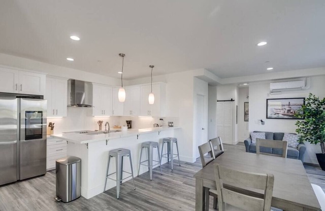 Park Blvd 304 / Contemporary / Newly Built / Cozy