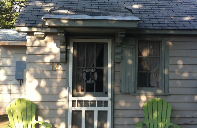 Parkview Cottage #10 One Half Block to Beach - Sleeps 2