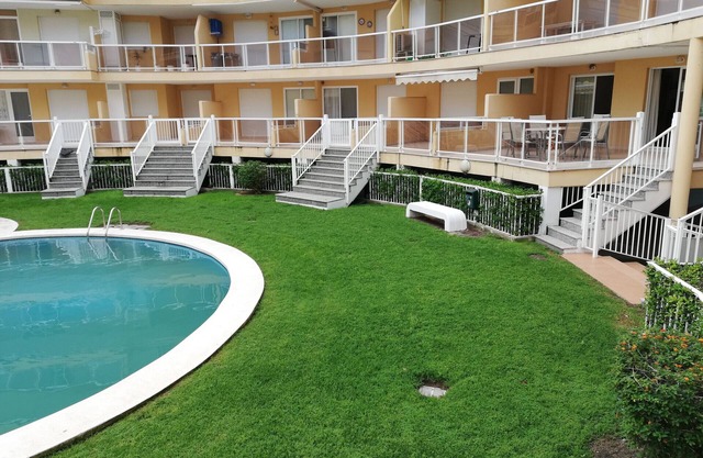 Apartamento con piscina y charco infantil. Gran terraza con salida directa a la piscina