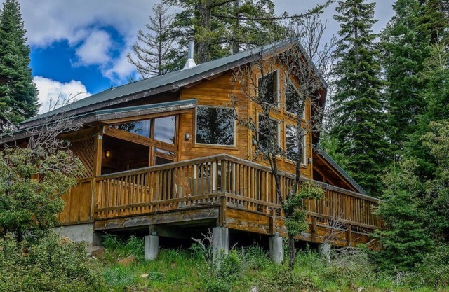 Parsnip Lakes Cabin w/ Jacuzzi and Wood Stove at Green Springs Inn