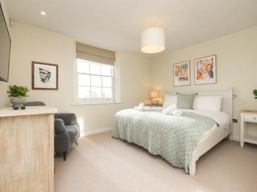 Pass the Keys Apartment with Stunning Views and Free Parking