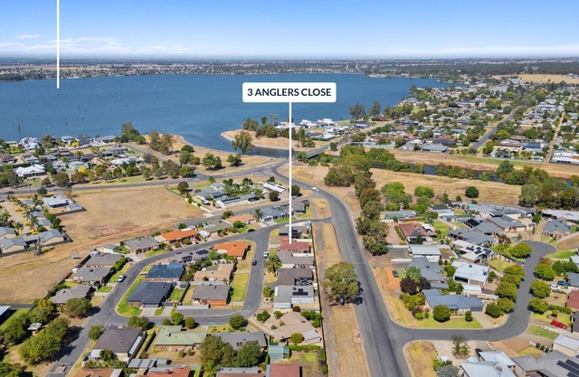 Pat's Place Sun and Lake