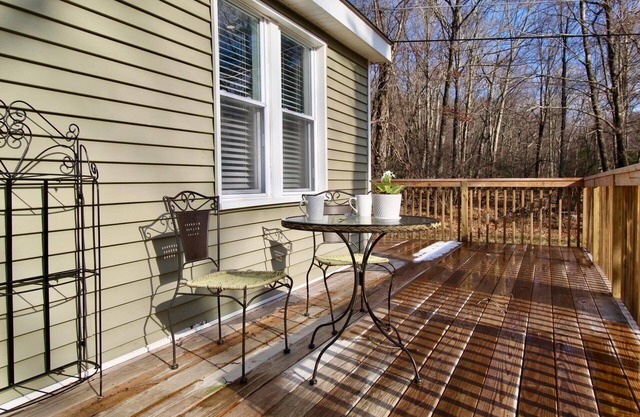 Pause and Reset --Cozy 2-bedroom house in charming Pine Bush. Secluded area.