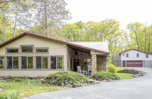 5 BDRM lake home & cabin on Camp Lake, great fishing, 4 mi west of Mille Lacs.