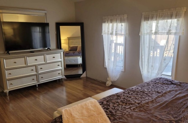 Peaceful beautiful home 8 mins from the shore, 4 mins from hiking trails.