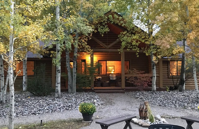 Peaceful & Beautiful Idaho Log Lodge w / Activities