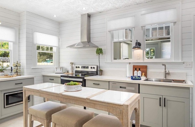 Peaceful Bungalow Near Ana Maria Island Ferry, 2BR, Parking, WiFi, Outdoor Space