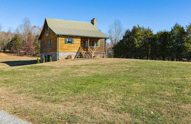 Peaceful Cabin Retreat on 5 acres - 25 mins from DT Clarksville