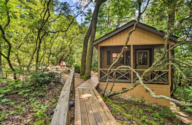Peaceful Clayton Carriage House with Fire Pit!