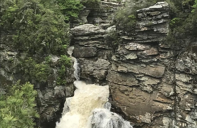 PAISAJE PACÍFICO EN EL RÍO LINVILLE. HACE UN ACOGEDOR DE INVIERNO