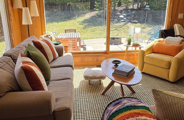 Retiro retro actualizado! Chimenea interior y exterior, patio trasero oasis con cascada