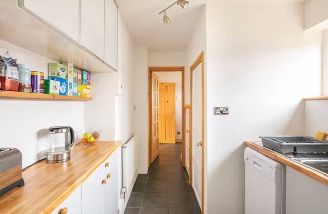 Peaceful Double Room, Large TV, With Great Transport Links