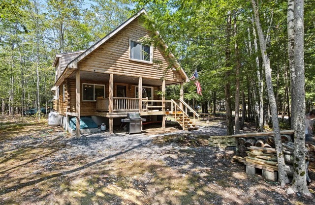 Peaceful Frye Island Stay – Cozy Family Comfort