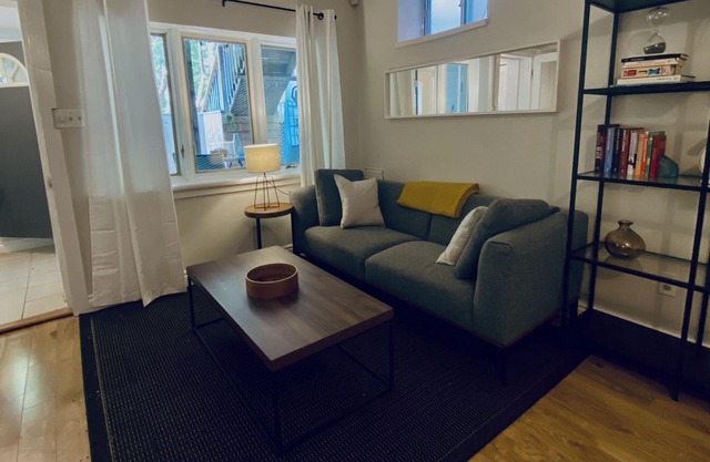 Peaceful garden apartment in the heart of Leslieville/Danforth, fully equipped