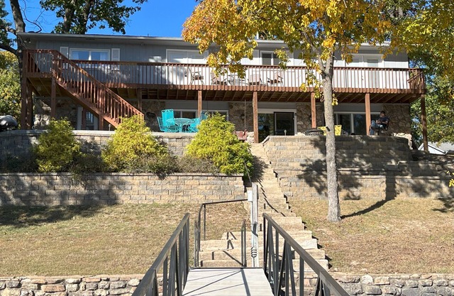 PEACEFUL HOME-4 BEDROOMS w/ 3 KING BEDS, 3 BATHROOM, EASY PARKING & A BOAT SLIP!