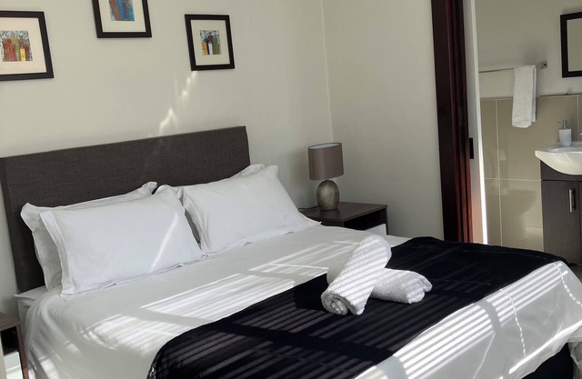 Peaceful Home Guesthouse . Spacious 4BR En-Suite House W/Free Wi-Fi & Parking.