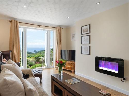 Peaceful Home Sea Views Private Parking