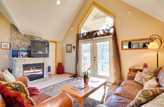 Peaceful Lake Lure Cabin w/ Fireplace!