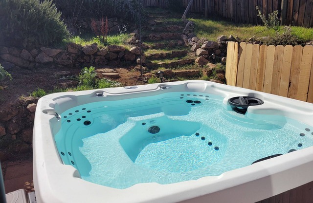 Peaceful Mid-century home w/ King bed and Hot tub--Amazing lake views!