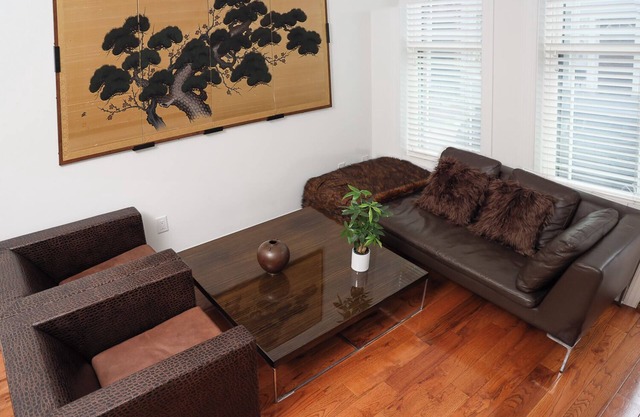 Peaceful Modern Townhouse with Skyline View 1 mile from Center City