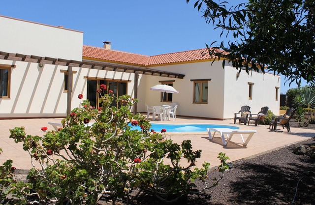 Grande, pacífica y privada villa en un pueblo canario con piscina climatizada y Wi-Fi.