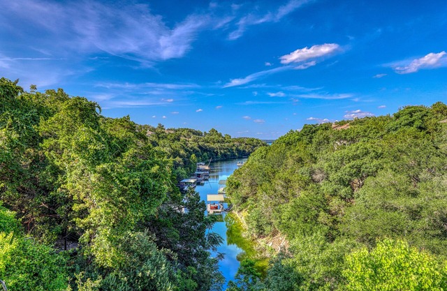 Retiro tranquilo en el lago Travis con terrazas, una parrilla y fogón - ¡cerca de la ciudad!