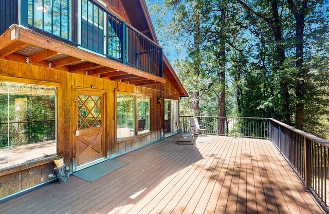 Peaceful retreat on acreage, close to hiking, biking, swimming, free WiFi