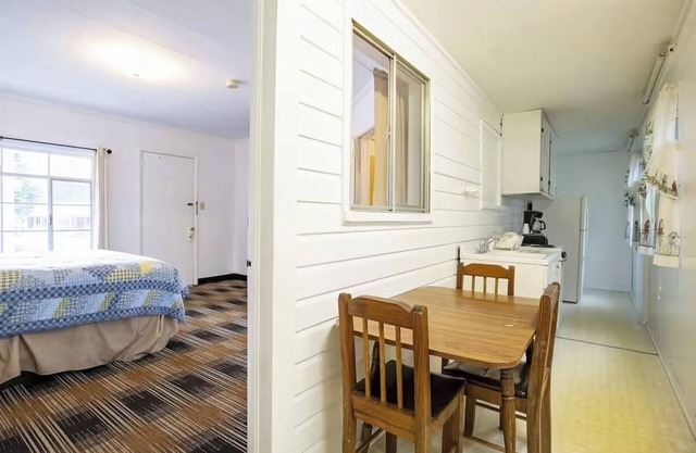 Peaceful Riverside Room w/Essentials For Your Trip & Easy Mountain Access