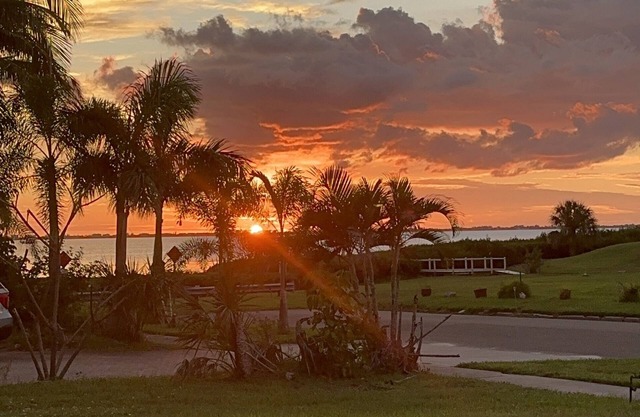 2 Bedrooms, Bay WaterViews, Beaches, shops, Marina, fishing, all near by